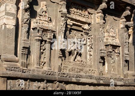 Grottes d'Ellora, Aurangabad, Maharashtra, Inde temple de caverne de roche no 16 (Kailasa) côté sud, montrant Ugra Narasimha et Hiranyakashpa. Banque D'Images