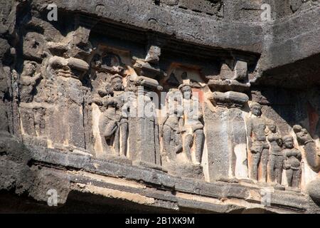 Grottes d'Ellora, Aurangabad, Maharashtra, Inde temple de grotte de roche no 16 (Kailasa) côté sud, couples amoureux sur le mur extérieur (ci-dessus) de la mandapa Banque D'Images