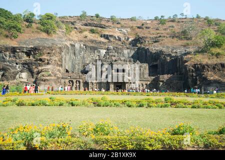 Grottes d'Ellora, Aurangabad, Maharashtra, Inde temple de grotte de roche no 16 (Kailasa) vue générale, long shot. Banque D'Images