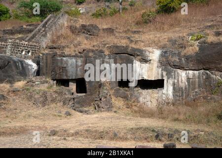 Grottes d'Ellora, Aurangabad, Maharashtra, Inde vue générale des grottes rocheuses près du groupe de grottes de Jaina. (non numéroté). Banque D'Images