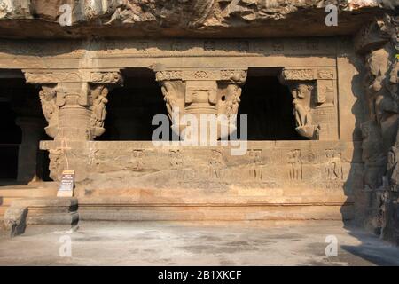 Grottes d'Ellora, Aurangabad, Maharashtra, Inde Cave No. 21 côté droit de la façade montrant des crochets pillées et des couples amoureux en dessous. Banque D'Images