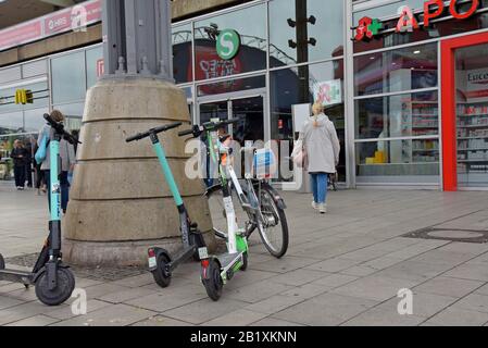 Scooters abandonnés de location sans quai de niveau et de chaux sous-évalués avec un vélo de location de Ford Pass à l'extérieur de Koln HBF, la gare principale de Cologne, Allemagne. Oct 2019 Banque D'Images