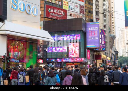 Les Gens Traversant Hennessy Road, Causeway Bay, Hong Kong Island, Hong Kong Banque D'Images