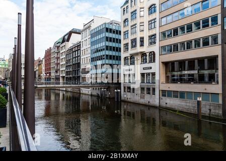 Hambourg, Allemagne - 4 août 2019 : vue panoramique sur le canal Bleichenfleet avec boutiques de mode de luxe le soir Banque D'Images