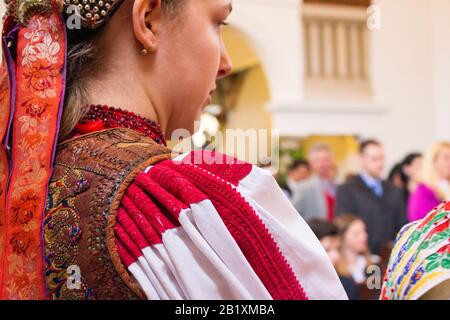 Détail costume hongrois traditionnel de Kalotaszeg, Transylvanie. Tourné à Sopron, en Hongrie, lors de la cérémonie de confirmation. Banque D'Images