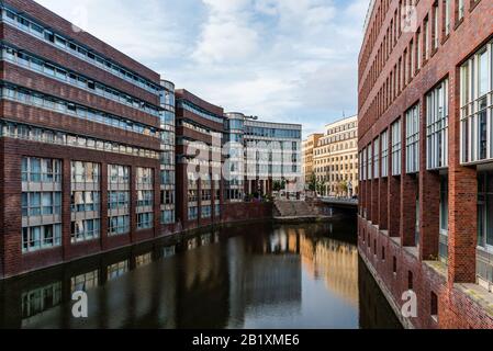 Hambourg, Allemagne - 4 août 2019 : vue panoramique sur le canal Bleichenfleet à Hambourg au coucher du soleil Banque D'Images
