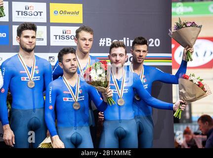 Berlin, Allemagne. 27 février 2020. Cyclisme/piste: Championnat du monde, poursuite d'équipe, hommes, cérémonie de remise des prix: L'équipe de l'Italie, Simone Consonni, Filippo Ganna, Francesco Lamon, Jonathan Milan et Michele Scartezzini, vainqueur de la médaille de bronze, est sur scène. Crédit: Sebastian Gollnow/Dpa/Alay Live News Banque D'Images