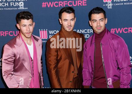 Beverly Hills, États-Unis. 27 février 2020. Nick Jonas, Kevin Jonas, Joe Jonas marchant le tapis rouge au Fonds de recherche sur le cancer des femmes "Une Soirée Inoubliable" tenu à Beverly Wilshire, UN Hôtel Four Seasons le 27 février 2020 à Beverly Hills, Californie Etats-Unis (photo de Parisa Afsahi/Sipa USA) crédit: SIPA USA/Alay Live News Banque D'Images