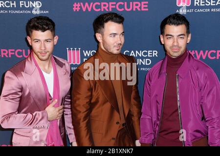 Beverly Hills, États-Unis. 27 février 2020. Nick Jonas, Kevin Jonas, Joe Jonas marchant le tapis rouge au Fonds de recherche sur le cancer des femmes "Une Soirée Inoubliable" tenu à Beverly Wilshire, UN Hôtel Four Seasons le 27 février 2020 à Beverly Hills, Californie Etats-Unis (photo de Parisa Afsahi/Sipa USA) crédit: SIPA USA/Alay Live News Banque D'Images