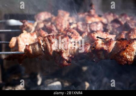 Quatre brochettes de viande sur les coals Banque D'Images