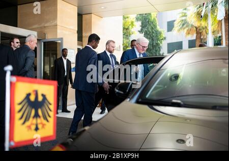 Khartum, Soudan. 28 février 2020. Le président fédéral Frank-Walter Steinmeier (r) entre dans sa limousine blindée de Merced en face de l'hôtel. Steinmeier est en visite de deux jours au Soudan. Crédit: Bernd Von Jutrczenka/Dpa/Alay Live News Banque D'Images