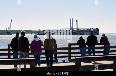 St. Simons Island, États-Unis. 27 février 2020. 27 février 2020 - Ile de Saint-Simons, Géorgie, États-Unis - Les Gens observent le navire de cargaison de Golden Ray depuis le quai de l'île de Saint-Simons le 27 février 2020 à l'île de Saint-Simons, Géorgie. En un mois environ, une compagnie de récupération commencera à couper le navire en huit segments qui peuvent être retirés de l'eau et enlevés par une barge. Le transporteur de véhicules, chargé de 4200 nouvelles voitures, a été dimensionné à St. Simons Island Sound le 8 septembre 2019 puisqu'il quittait le port du Brunswick. Crédit: Paul Hennessy/Alay Live News Banque D'Images