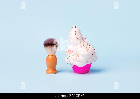 Brosse de rasage classique en bois avec mousse dans cupcake, traitement pour le soin du corps, drôle concept d'épilation, idée créative minimale pour barbershop, bannière, Banque D'Images