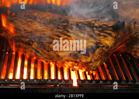 herbes marinées boeuf côte courte sur barbecue grill Banque D'Images