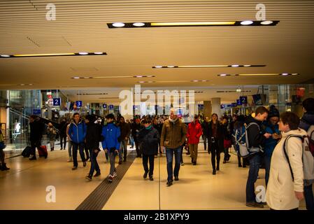 Salzbourg, Autriche-27 février 2020: Les gens marchent dans le hall sous les voies ferrées à la gare centrale de Salzbourg. Banque D'Images