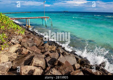 Îles Maldive baie de roche avec vagues de l'océan Banque D'Images