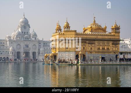 Amritsar India - Febuary 8, 2020: Le célèbre temple d'or sikh (sri harmandir sahib), comme les foules font leur chemin à l'intérieur du bâtiment Banque D'Images