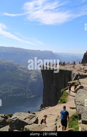 Preikestolen - célèbre falaise dans les montagnes norvégiennes Banque D'Images