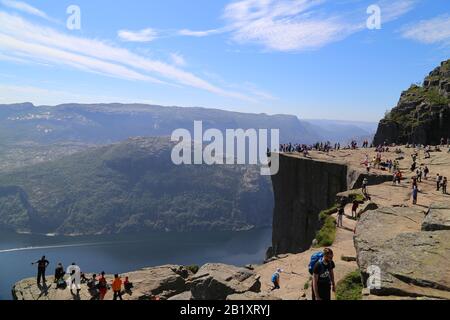 Preikestolen - célèbre falaise dans les montagnes norvégiennes Banque D'Images