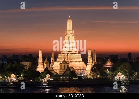 Bangkok, Thaïlande - 03 janvier 2020 : Temple Wat Arun au coucher du soleil à Bangkok Banque D'Images