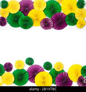 Papier coloré confetti, masque carnivale et serpentine colorée sur un fond blanc avec espace de copie, carte de vœux et modèle d'invitation de fête desi Banque D'Images