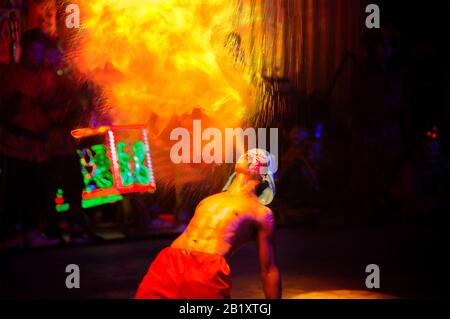 Province de Nakhon Sawan, Thaïlande - 19 février 2018 : spectacle de respiration au feu organisé pour des divertissements publics lors de la célébration du nouvel an chinois. Banque D'Images