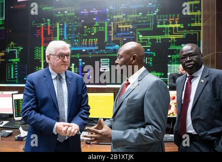 Khartum, Soudan. 28 février 2020. Le président fédéral Frank-Walter Steinmeier (L) visite le centre de contrôle de réseau de la compagnie soudanaise de transport d'électricité (SETCO), qui contrôle l'approvisionnement en électricité du pays. Le président fédéral Steinmeier est en visite de deux jours au Soudan. Crédit: Bernd Von Jutrczenka/Dpa/Alay Live News Banque D'Images