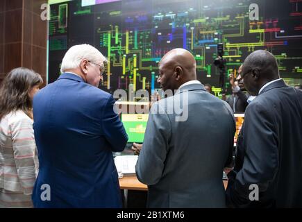 Khartum, Soudan. 28 février 2020. Le président fédéral Frank-Walter Steinmeier (l) visite le centre de contrôle de réseau de la compagnie soudanaise de transport d'électricité (SETCO), qui contrôle l'approvisionnement en électricité du pays. Le président fédéral Steinmeier est en visite de deux jours au Soudan. Crédit: Bernd Von Jutrczenka/Dpa/Alay Live News Banque D'Images