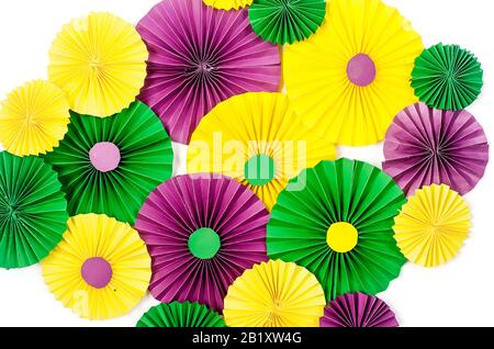 Papier coloré confetti, masque carnivale et serpentine colorée sur un fond blanc avec espace de copie, carte de vœux et modèle d'invitation de fête desi Banque D'Images