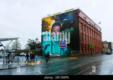 Bristol, Royaume-Uni. 28 février 2020. La murale de Greta Thunberg peinte par Jody Thomas, artiste de Bristol, sur un mur de la Tobacco Factory à Southville, Bristol, Royaume-Uni. Le GRETA Thungberg devrait le visiter après avoir assisté à la grève des jeunes de Bristol pour la manifestation climatique ce matin. Crédit Photo : Graham Hunt/Alay Live News Banque D'Images