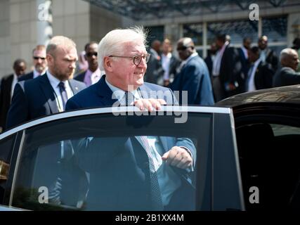 Khartum, Soudan. 28 février 2020. Le président fédéral Frank-Walter Steinmeier se rend en limousine après avoir visité le centre de contrôle du réseau de la compagnie soudanaise de transport d'électricité (SETCO), qui contrôle l'approvisionnement en électricité du pays. Le président fédéral Steinmeier est en visite de deux jours au Soudan. Crédit: Bernd Von Jutrczenka/Dpa/Alay Live News Banque D'Images