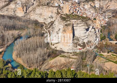 Village blanc pittoresque sur la montagne. Alcalá del Jucar. Espagne Banque D'Images