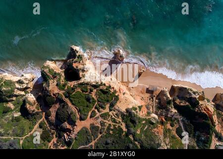 Photo de drone aérienne de la magnifique plage de Careanos (Praia dos Careanos) avec la mer et les falaises, à Portimao, Algarve, Portugal Banque D'Images