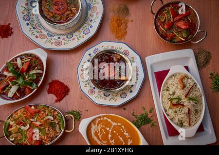 cuisine saine et ethnique servie avec des saveurs internationales et un design minimaliste. Cuisine et produits méditerranéens Banque D'Images