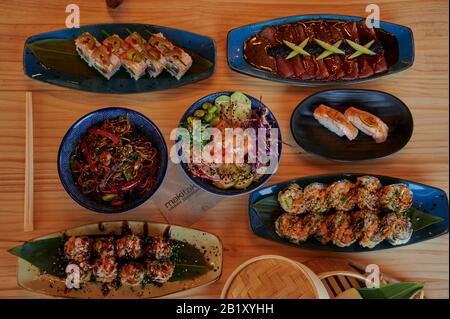 cuisine saine et ethnique servie avec des saveurs internationales et un design minimaliste. Cuisine et produits méditerranéens Banque D'Images