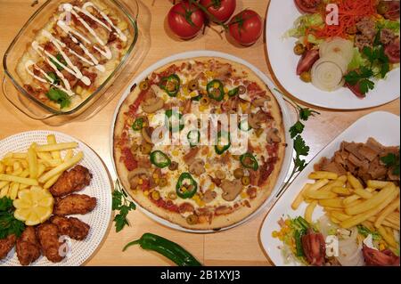 cuisine saine et ethnique servie avec des saveurs internationales et un design minimaliste. Cuisine et produits méditerranéens Banque D'Images