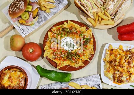 cuisine saine et ethnique servie avec des saveurs internationales et un design minimaliste. Cuisine et produits méditerranéens Banque D'Images