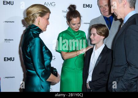 La comtesse de Wessex rencontre Hugo Stone et Anna Friel à la première mondiale Sulphur et White qui s'est tenue au Curzon Mayfair à Londres. Banque D'Images