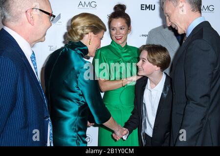 La comtesse de Wessex rencontre Hugo Stone et Anna Friel à la première mondiale Sulphur et White qui s'est tenue au Curzon Mayfair à Londres. Banque D'Images