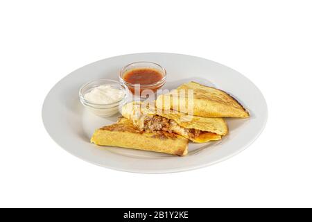 Quesadilla avec viande hachée et fromage, 3 tranches, deux sauces à base de tomates et crème sure, fond blanc isolé, vue Latérale Banque D'Images