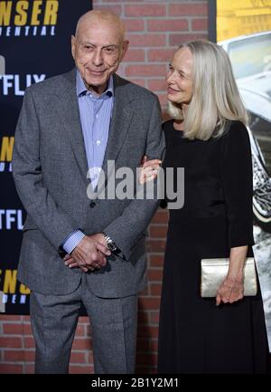 Los Angeles, États-Unis. 28 février 2020. Alan Arkin (L) et sa femme Suzanne Newlander Arkin arrivent pour la première projection mondiale de "Spenser Confidential" au Regency Village Theatre de Los Angeles, Californie, le jeudi 27 février 2020. Photo de Chris Chew/UPI crédit: UPI/Alay Live News Banque D'Images