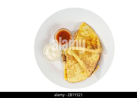 Quesadilla avec viande hachée et fromage, 3 tranches, deux sauces à base de tomates et crème sure, fond blanc isolé, vue du dessus Banque D'Images