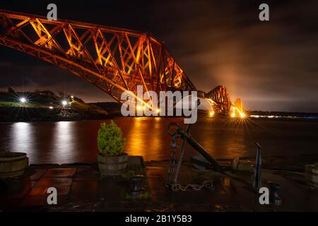Emblématique pont Forth Rail Bridge la nuit avec éclairage Banque D'Images