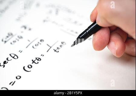 Une note pleine de formules mathématiques. Concept d'éducation Banque D'Images