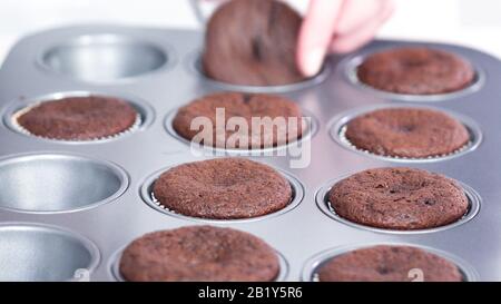 Étape par étape. Le refroidissement des petits gâteaux au chocolat sur une grille de refroidissement. Banque D'Images