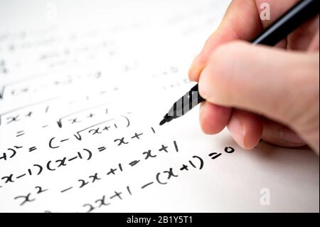 Une note pleine de formules mathématiques. Concept d'éducation Banque D'Images