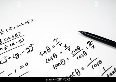 Une note pleine de formules mathématiques. Concept d'éducation Banque D'Images