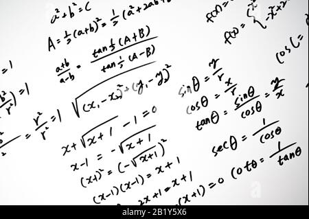 Une note pleine de formules mathématiques. Concept d'éducation Banque D'Images