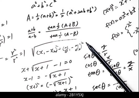 Une note pleine de formules mathématiques. Concept d'éducation Banque D'Images