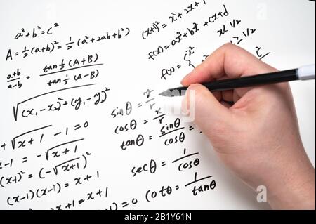 Une note pleine de formules mathématiques. Concept d'éducation Banque D'Images